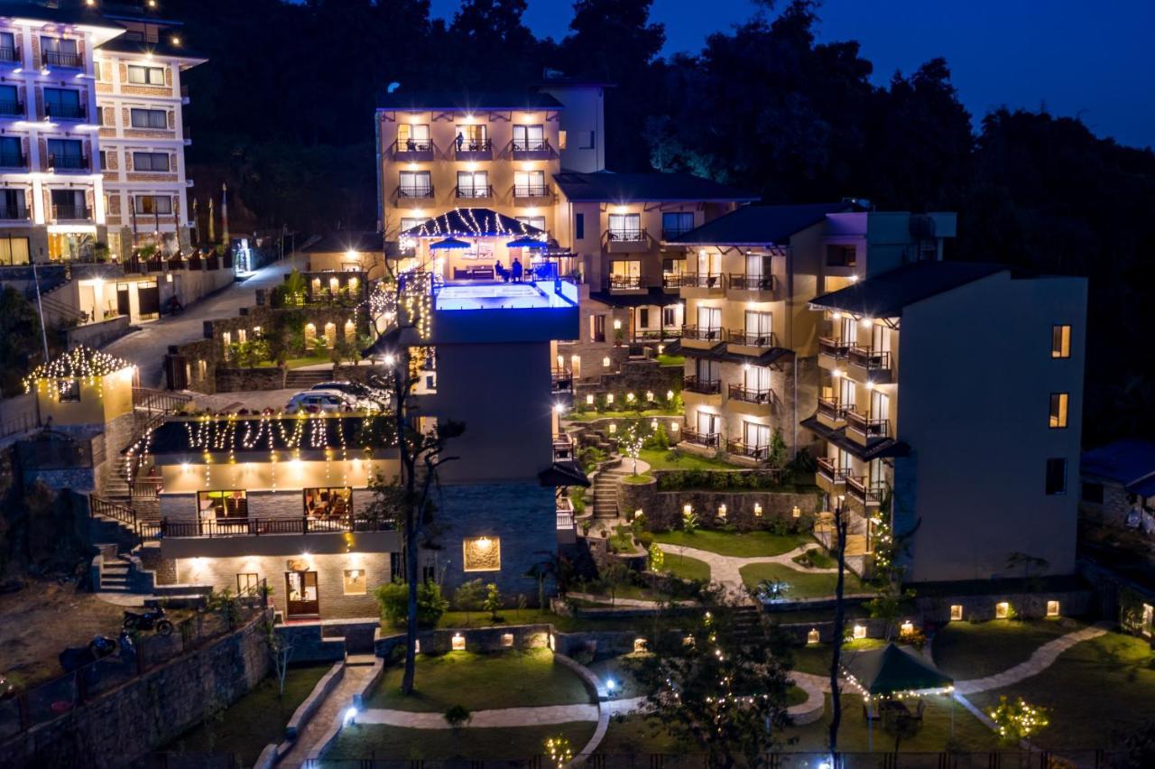 Bar Peepal Resort Pokhara Zewnętrze zdjęcie The resort at night