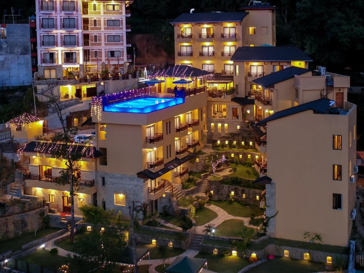 Bar Peepal Resort Pokhara Zewnętrze zdjęcie The hotel at night