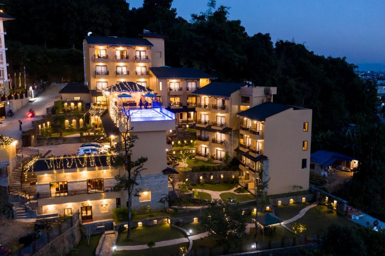 Bar Peepal Resort Pokhara Zewnętrze zdjęcie The resort at night