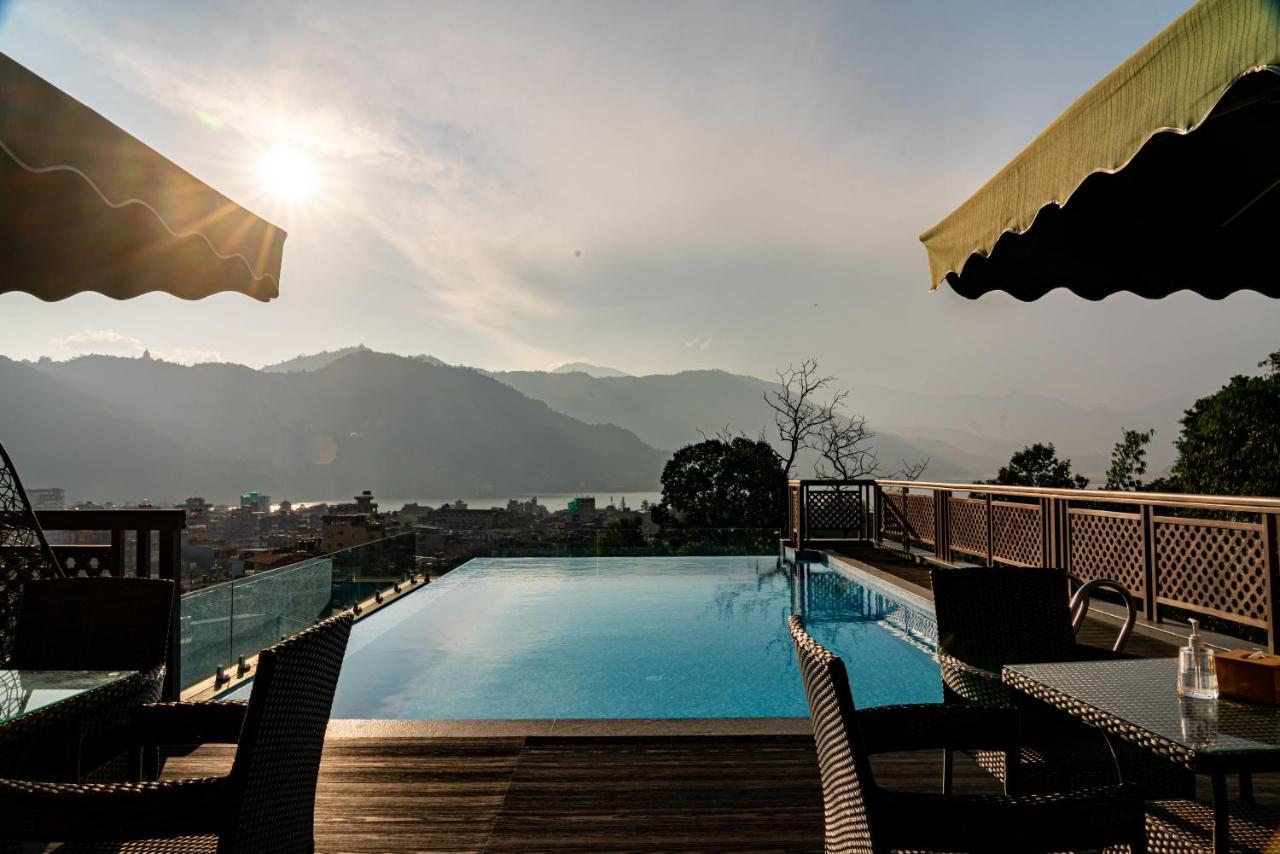 Bar Peepal Resort Pokhara Zewnętrze zdjęcie The swimming pool at the hotel