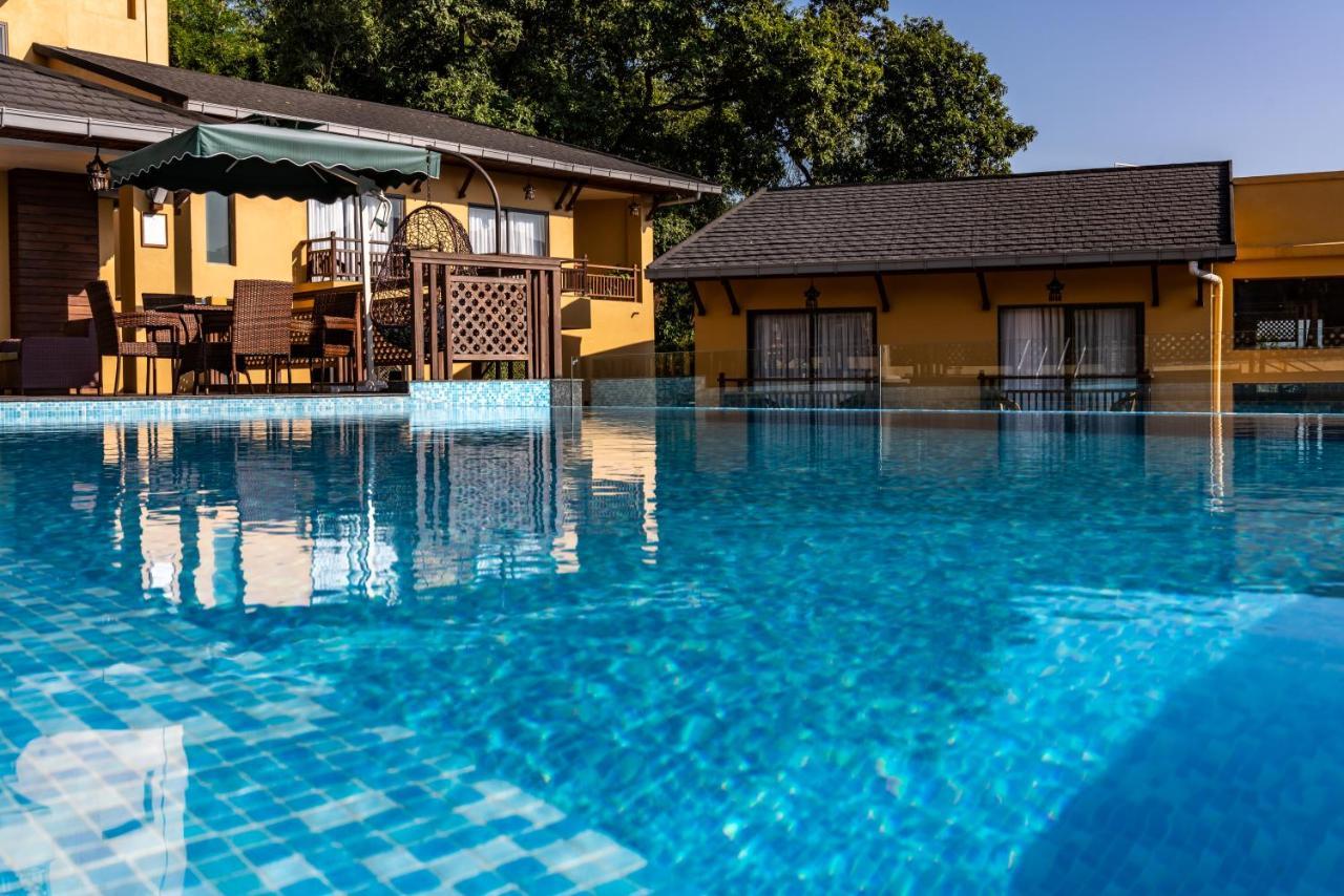 Bar Peepal Resort Pokhara Zewnętrze zdjęcie The swimming pool at the hotel