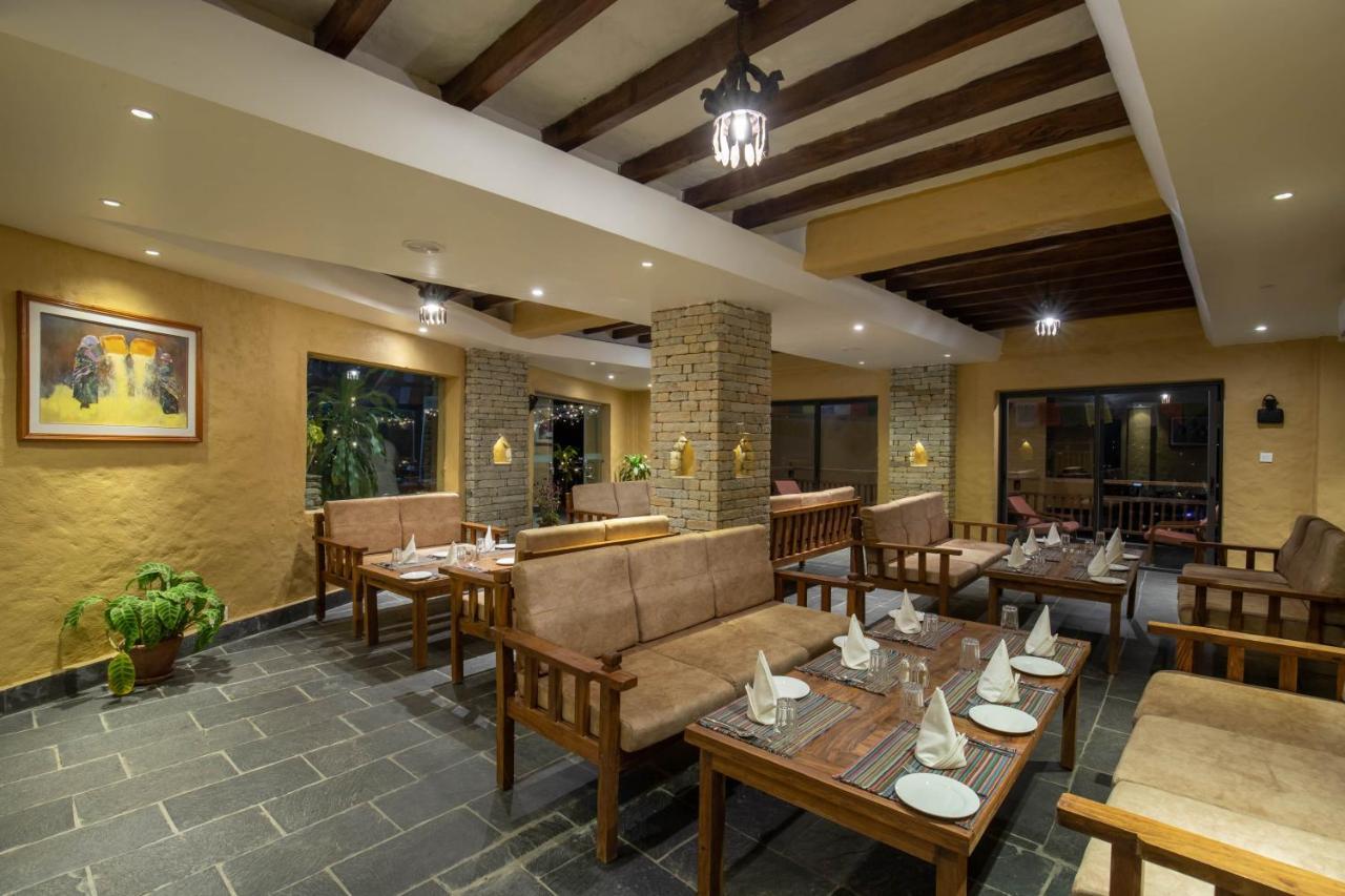 Bar Peepal Resort Pokhara Zewnętrze zdjęcie The restaurant at the resort