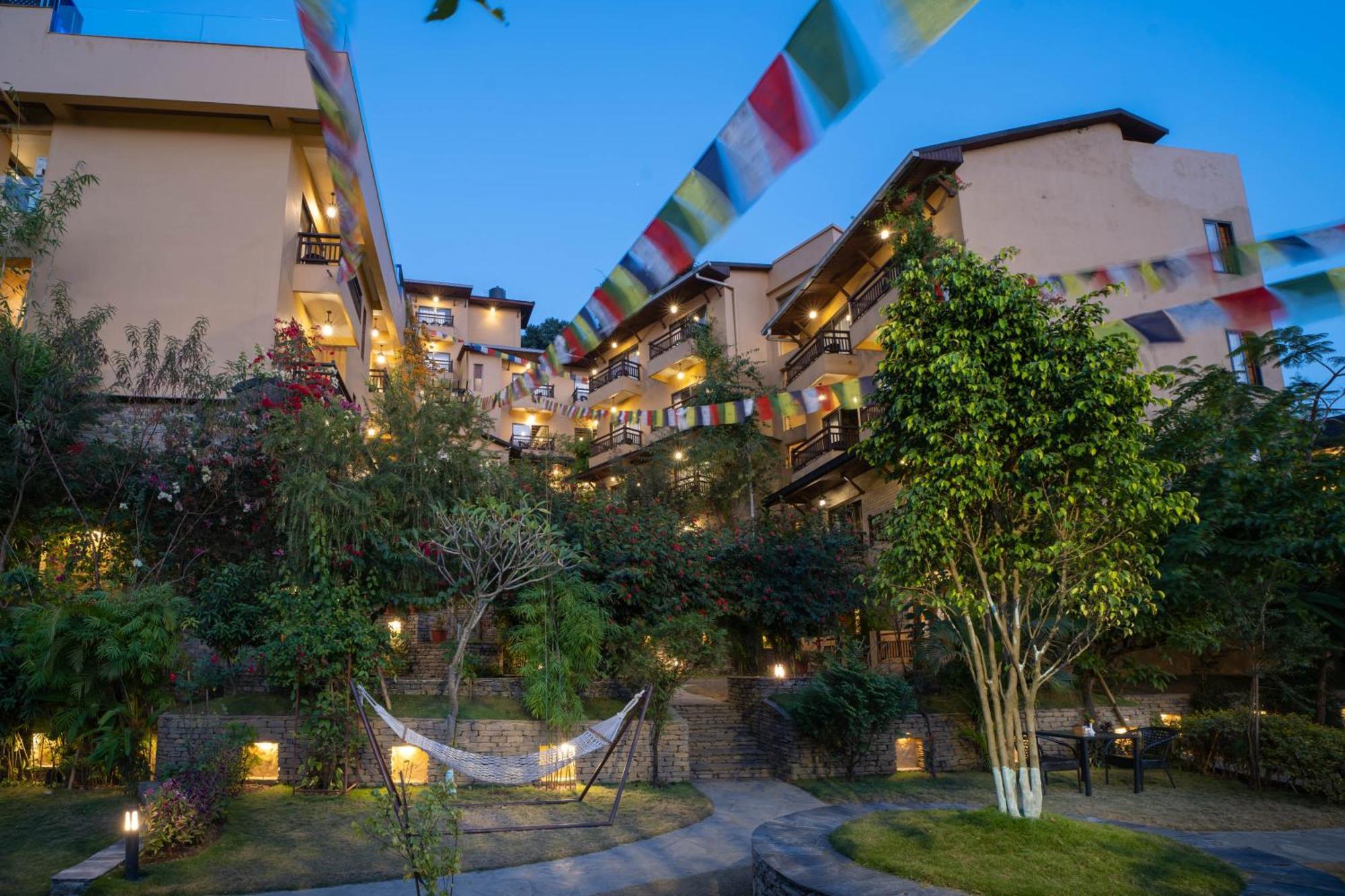 Bar Peepal Resort Pokhara Zewnętrze zdjęcie The hotel at night