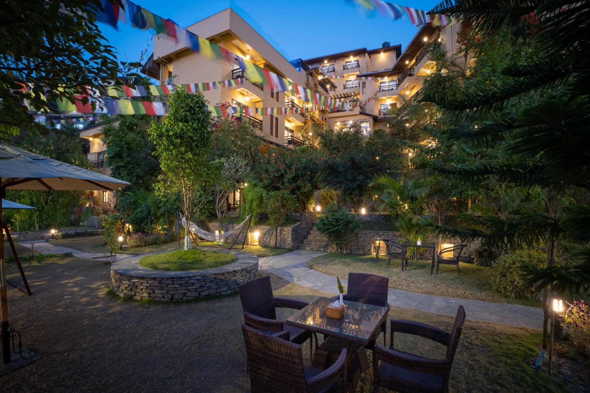 Bar Peepal Resort Pokhara Zewnętrze zdjęcie The hotel's courtyard