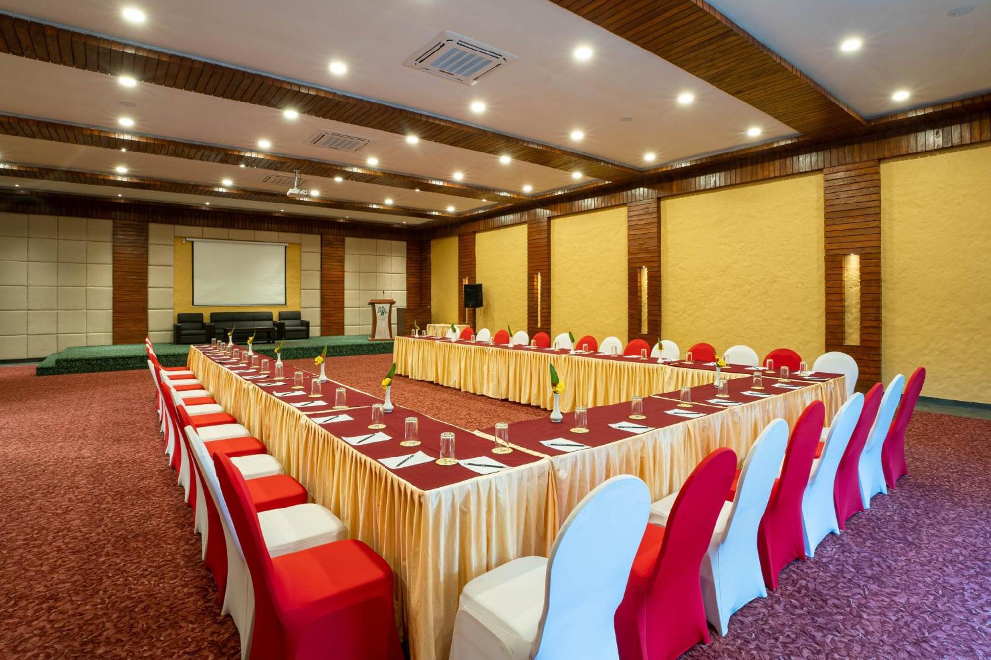 Bar Peepal Resort Pokhara Zewnętrze zdjęcie Meeting room