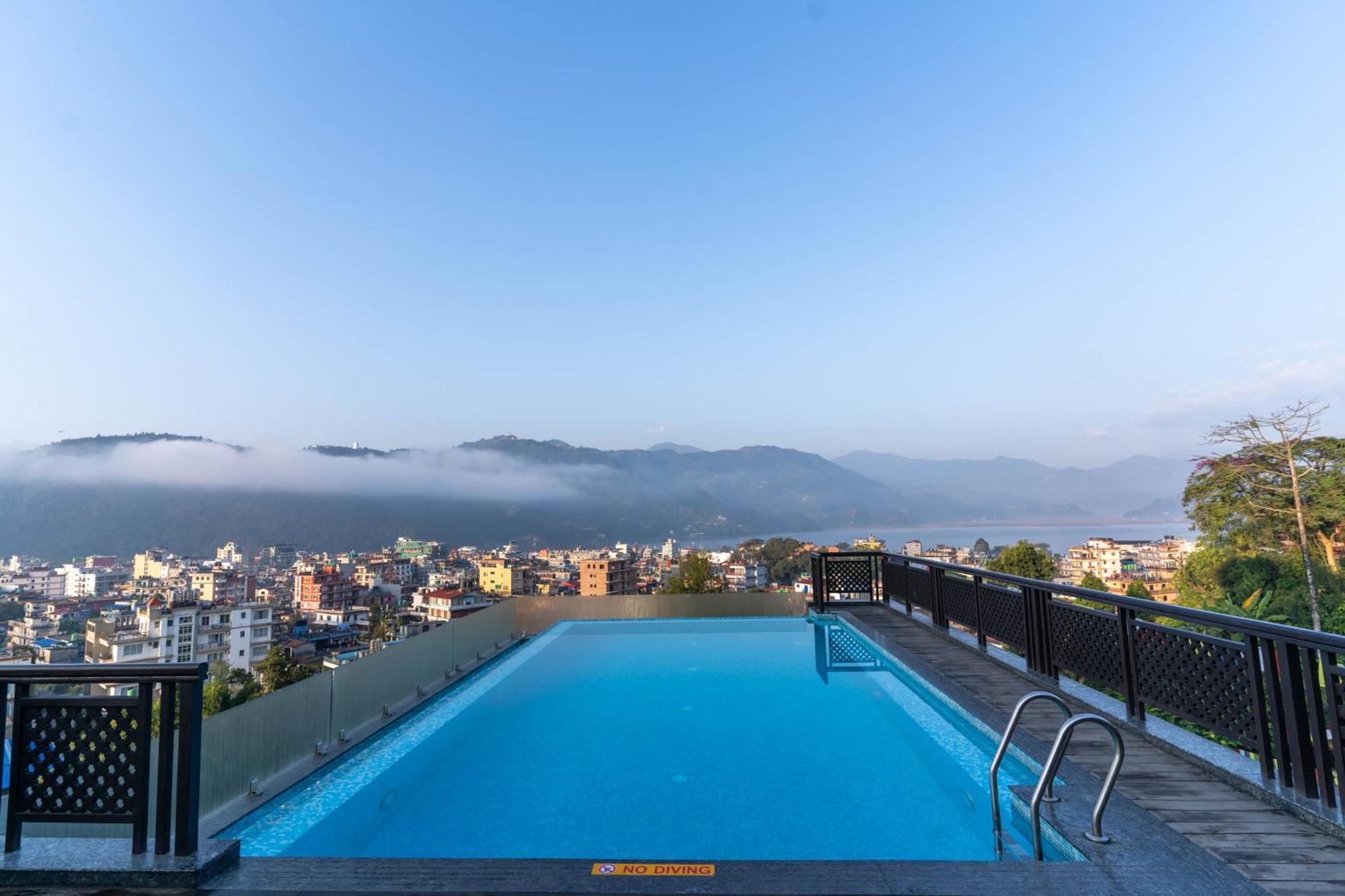 Bar Peepal Resort Pokhara Zewnętrze zdjęcie View of the city from the hotel