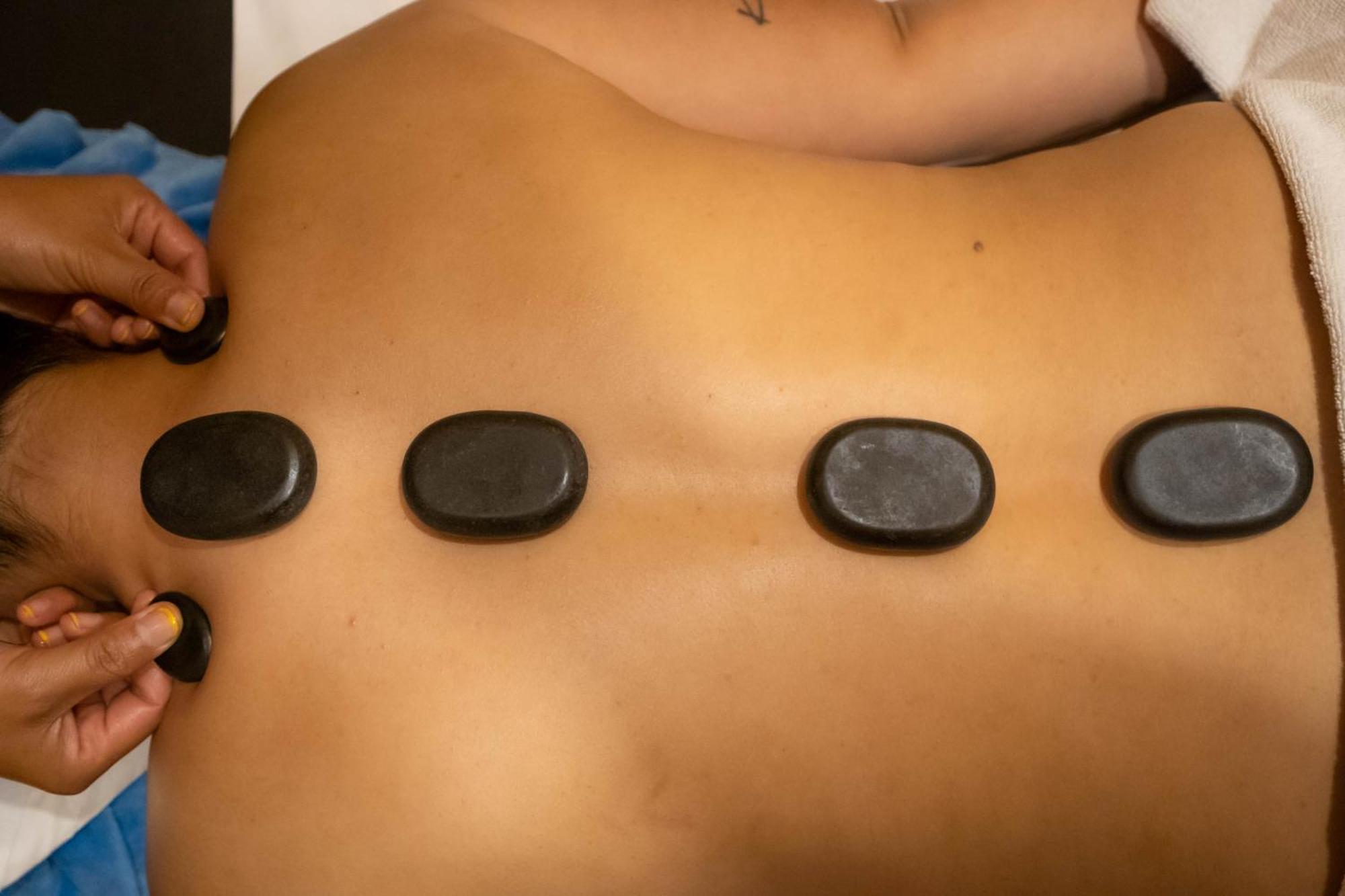 Bar Peepal Resort Pokhara Zewnętrze zdjęcie Hot stone massage
