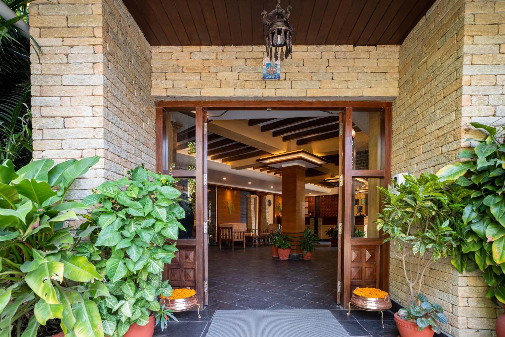 Bar Peepal Resort Pokhara Zewnętrze zdjęcie Entrance to the hotel