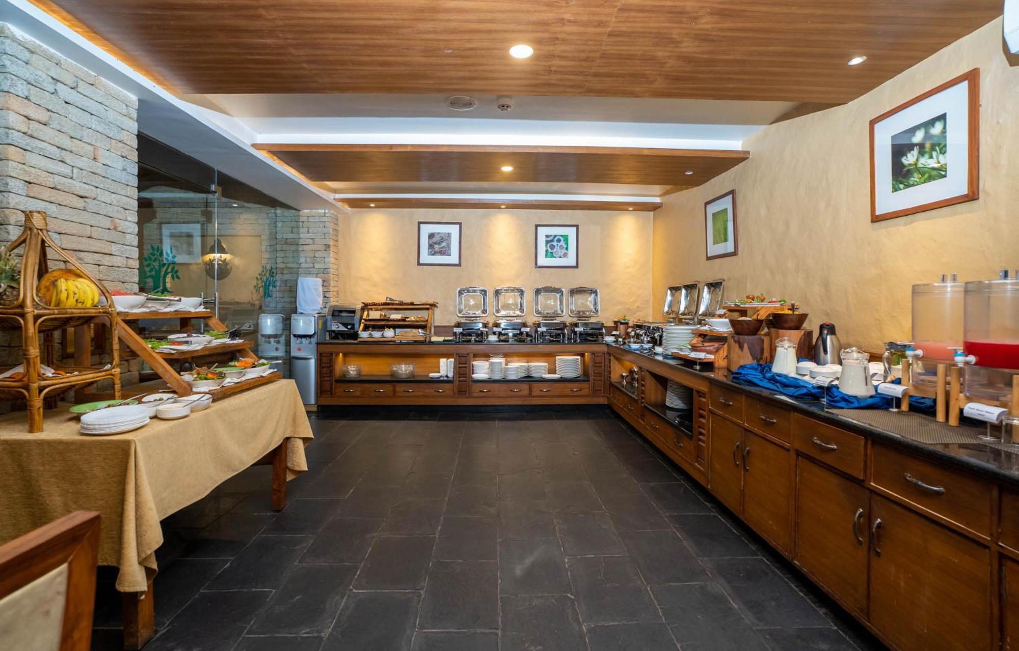 Bar Peepal Resort Pokhara Zewnętrze zdjęcie The buffet at the restaurant