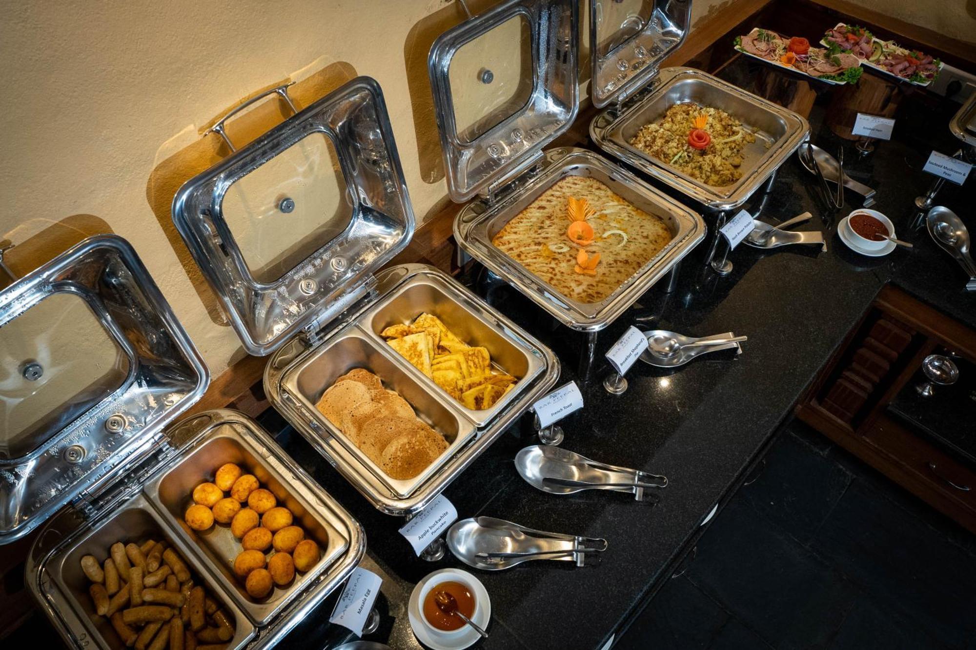 Bar Peepal Resort Pokhara Zewnętrze zdjęcie A selection of chafing dishes
