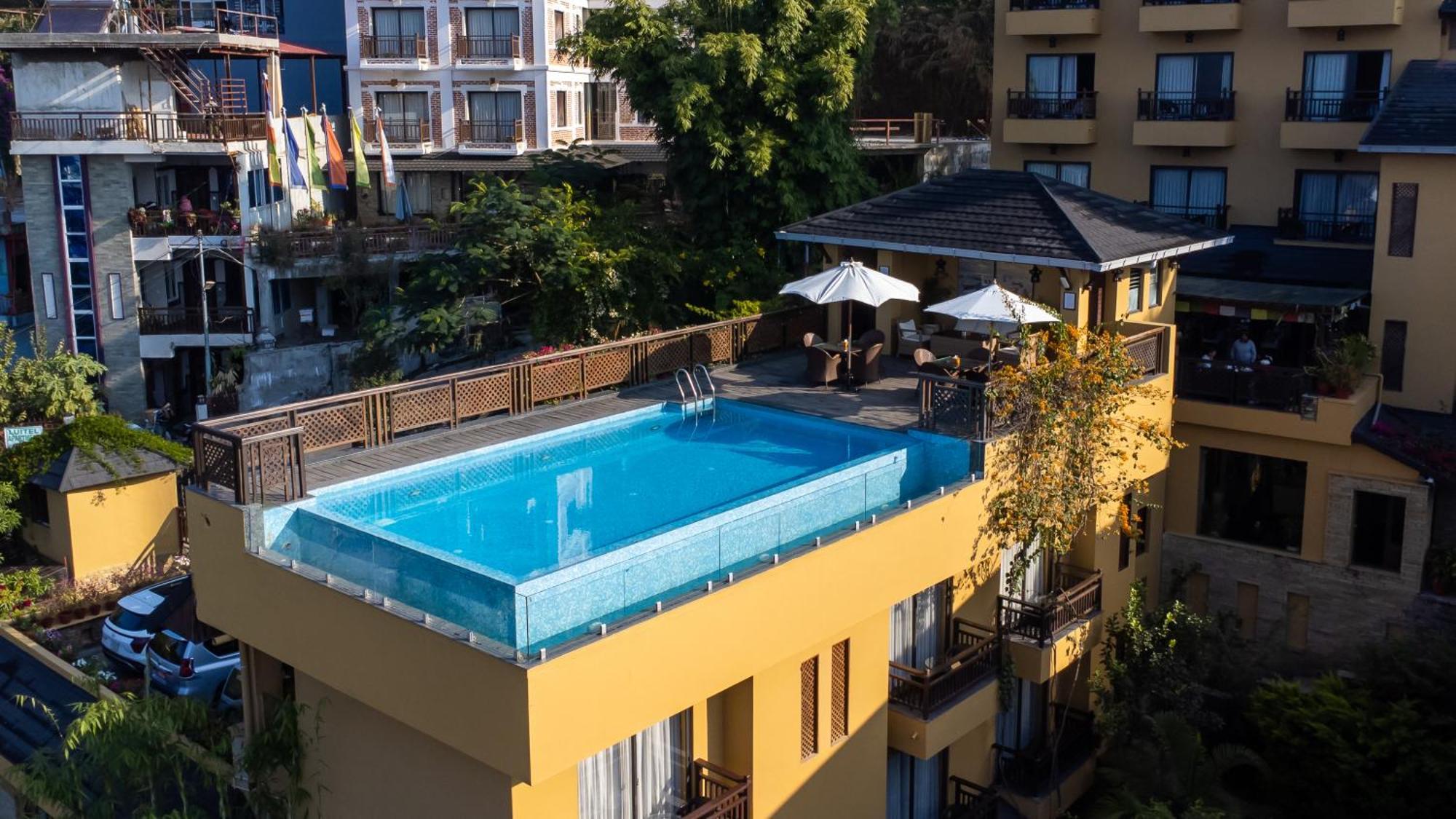 Bar Peepal Resort Pokhara Zewnętrze zdjęcie Rooftop pool at the Hotel