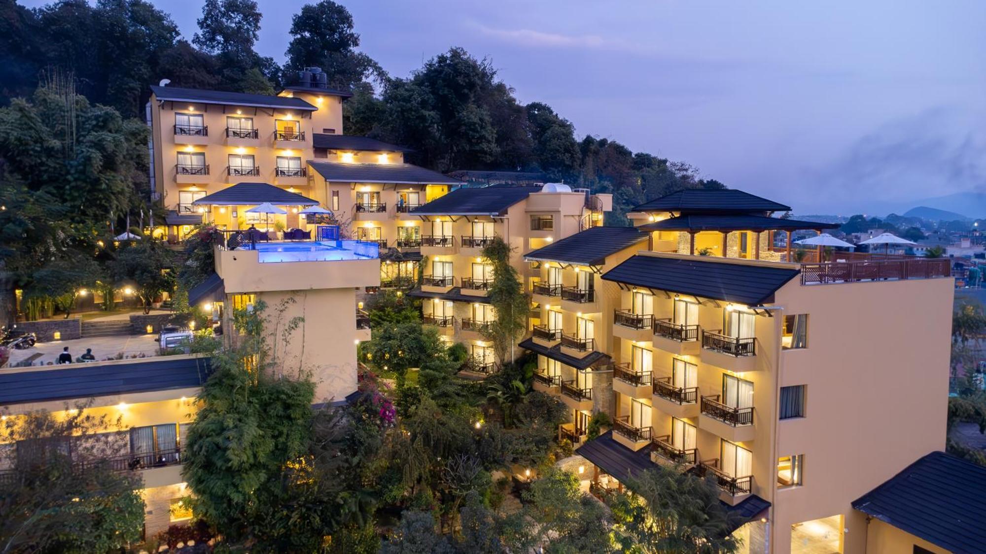 Bar Peepal Resort Pokhara Zewnętrze zdjęcie The Royal