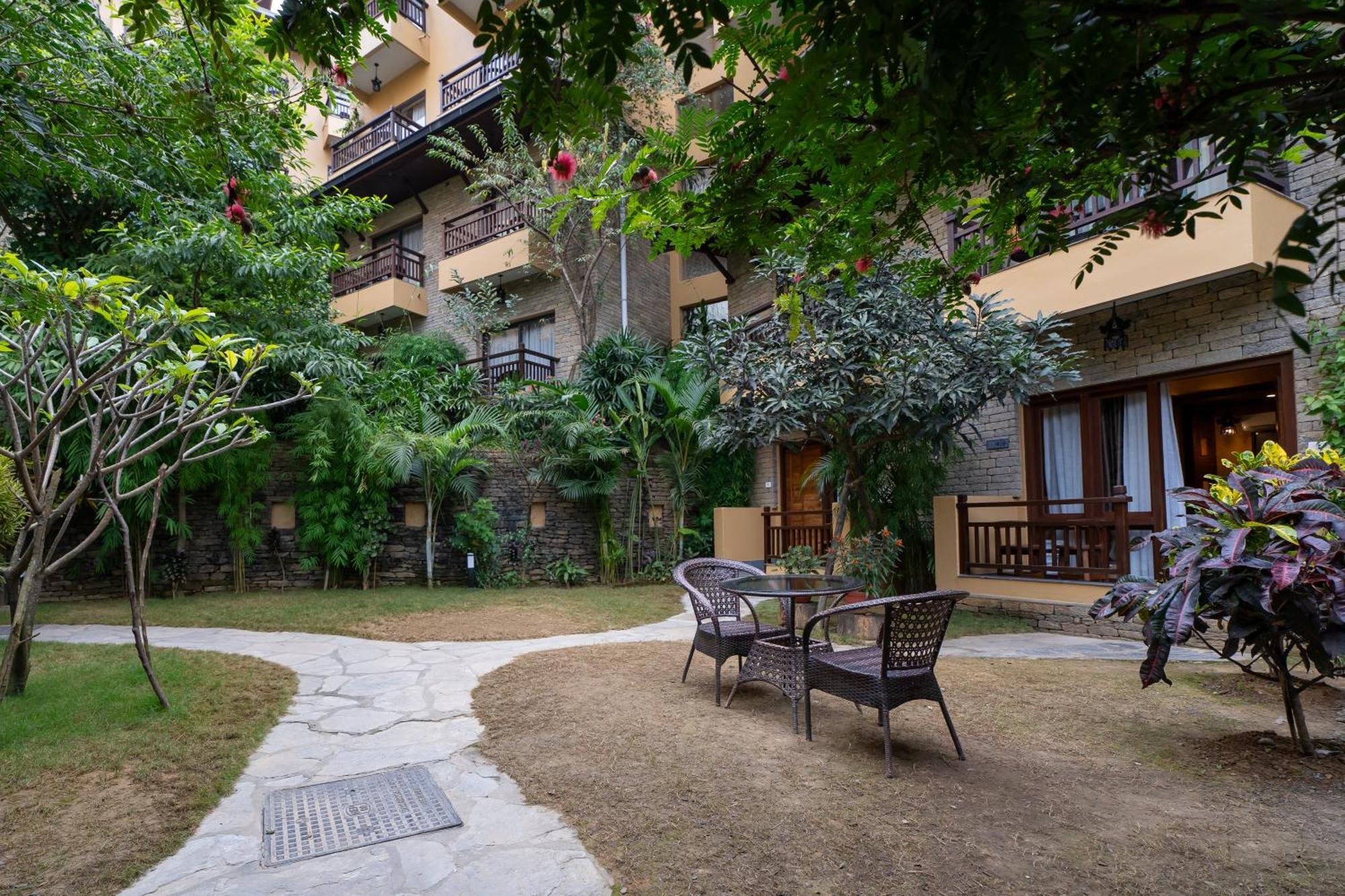 Bar Peepal Resort Pokhara Zewnętrze zdjęcie The hotel's garden