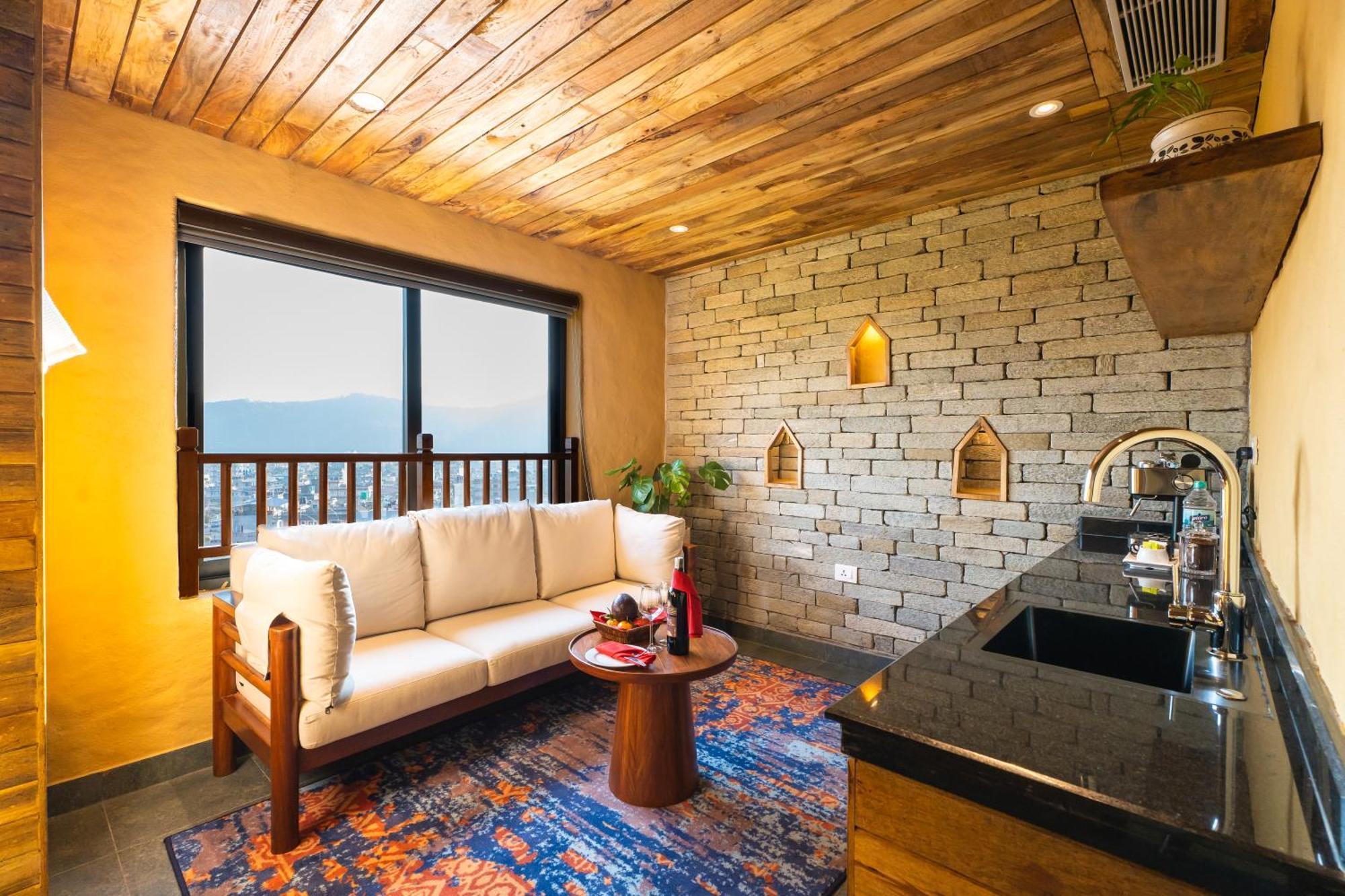 Bar Peepal Resort Pokhara Zewnętrze zdjęcie A living room in a typical apartment